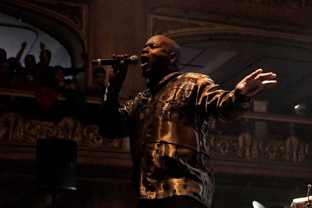 Al McKay's Earth, Wind & Fire roztančili Lucernu v rytmu třpytivého funku