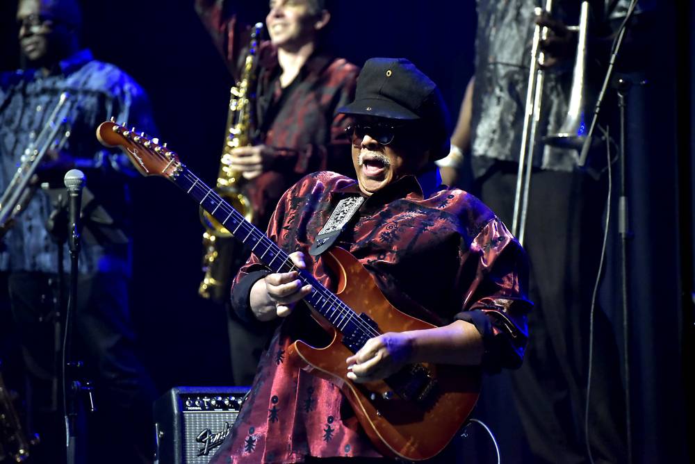 Al McKay's Earth, Wind & Fire roztančili Lucernu v rytmu třpytivého funku