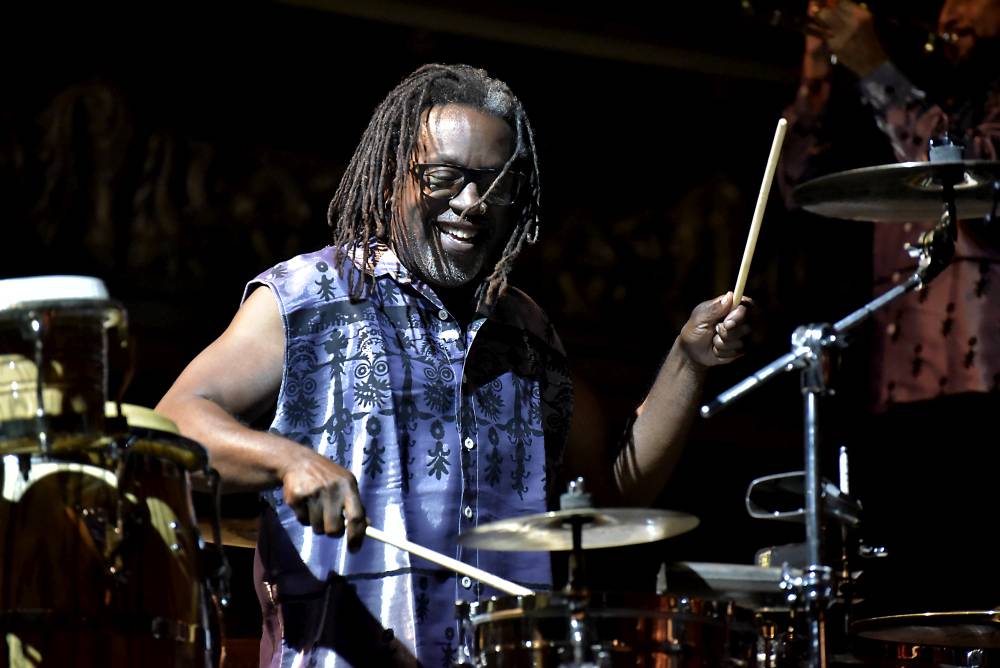 Al McKay's Earth, Wind & Fire roztančili Lucernu v rytmu třpytivého funku