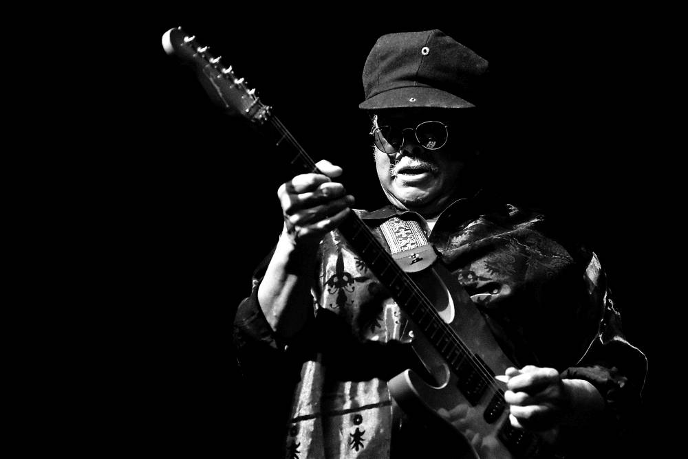 Al McKay's Earth, Wind & Fire roztančili Lucernu v rytmu třpytivého funku