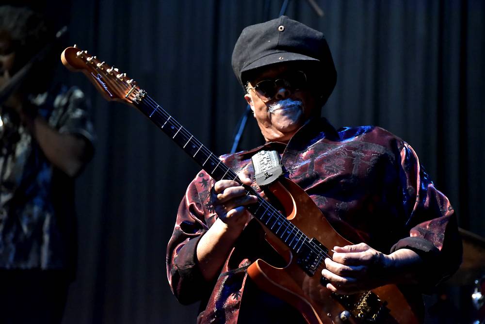 Al McKay's Earth, Wind & Fire roztančili Lucernu v rytmu třpytivého funku