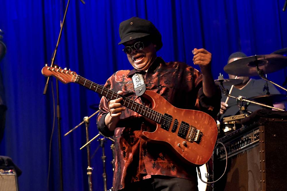 Al McKay's Earth, Wind & Fire roztančili Lucernu v rytmu třpytivého funku