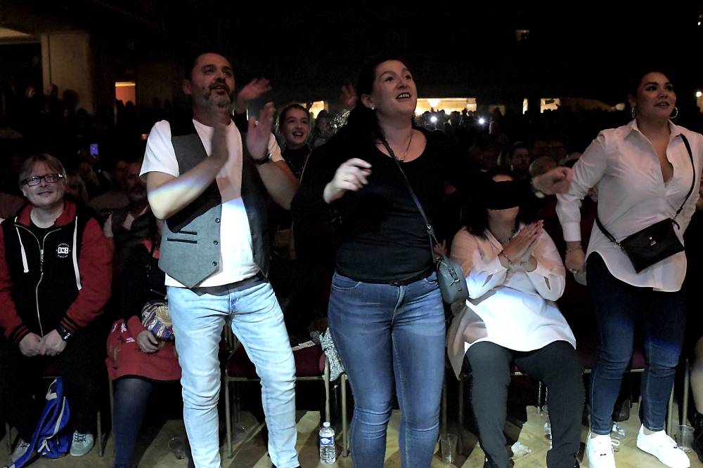 Al McKay's Earth, Wind & Fire roztančili Lucernu v rytmu třpytivého funku