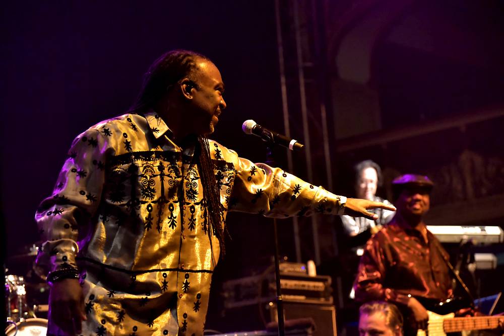 Al McKay's Earth, Wind & Fire roztančili Lucernu v rytmu třpytivého funku