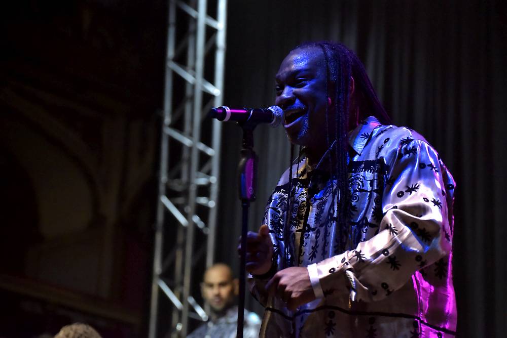 Al McKay's Earth, Wind & Fire roztančili Lucernu v rytmu třpytivého funku