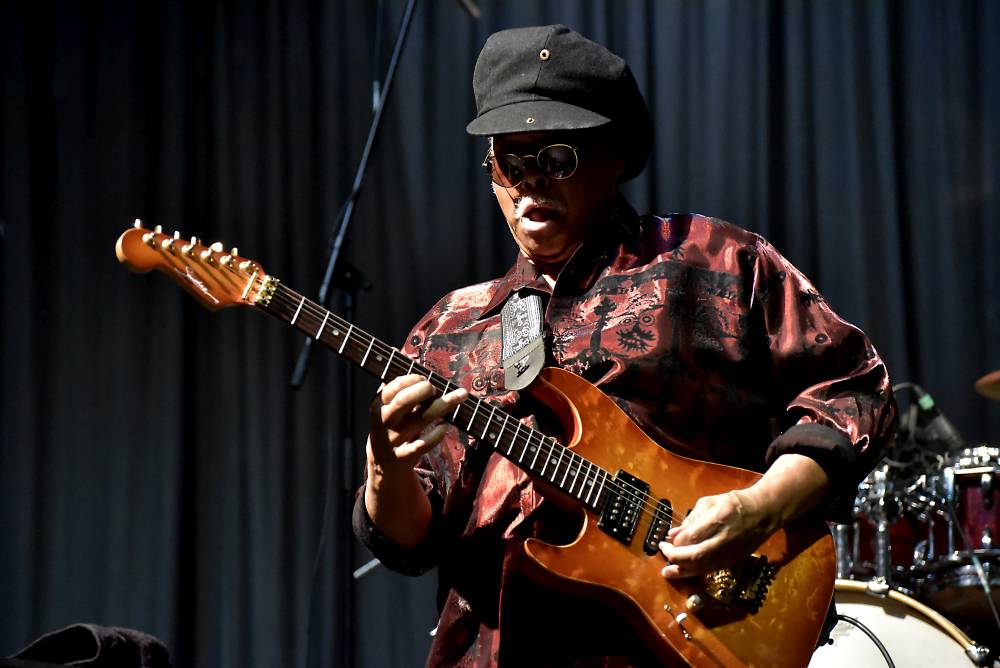 Al McKay's Earth, Wind & Fire roztančili Lucernu v rytmu třpytivého funku