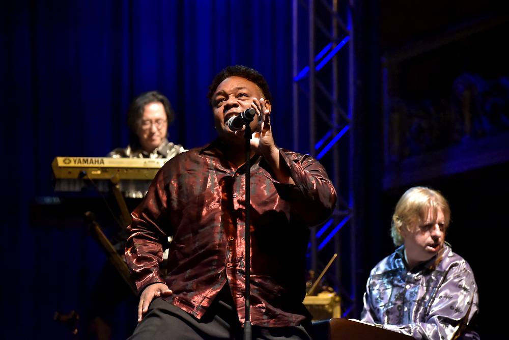 Al McKay's Earth, Wind & Fire roztančili Lucernu v rytmu třpytivého funku