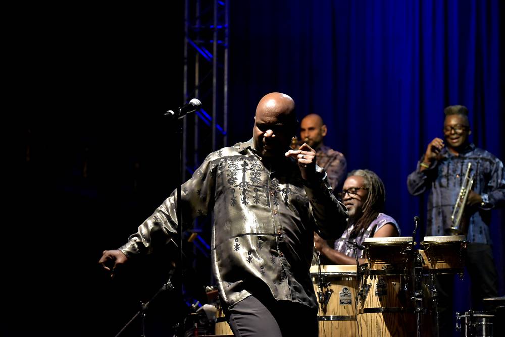 Al McKay's Earth, Wind & Fire roztančili Lucernu v rytmu třpytivého funku