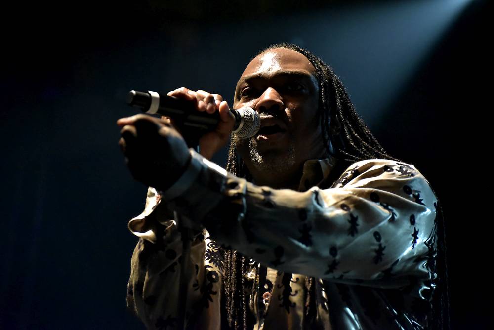 Al McKay's Earth, Wind & Fire roztančili Lucernu v rytmu třpytivého funku