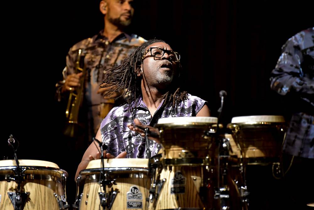 Al McKay's Earth, Wind & Fire roztančili Lucernu v rytmu třpytivého funku