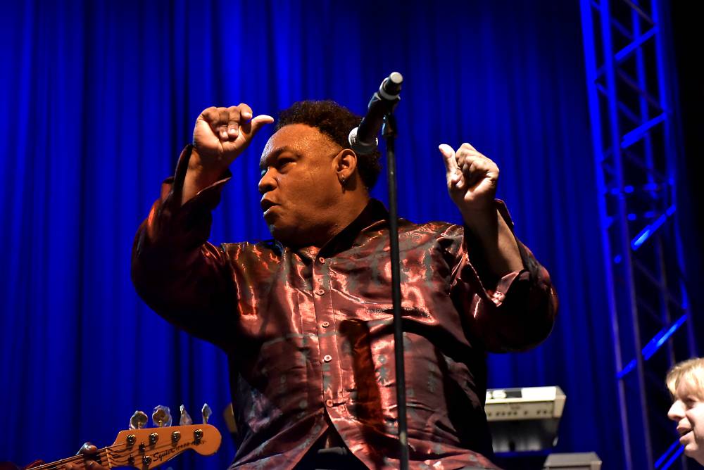 Al McKay's Earth, Wind & Fire roztančili Lucernu v rytmu třpytivého funku