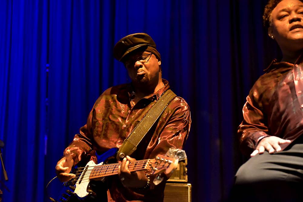 Al McKay's Earth, Wind & Fire roztančili Lucernu v rytmu třpytivého funku