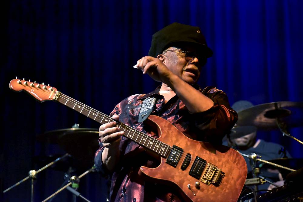 Al McKay's Earth, Wind & Fire roztančili Lucernu v rytmu třpytivého funku