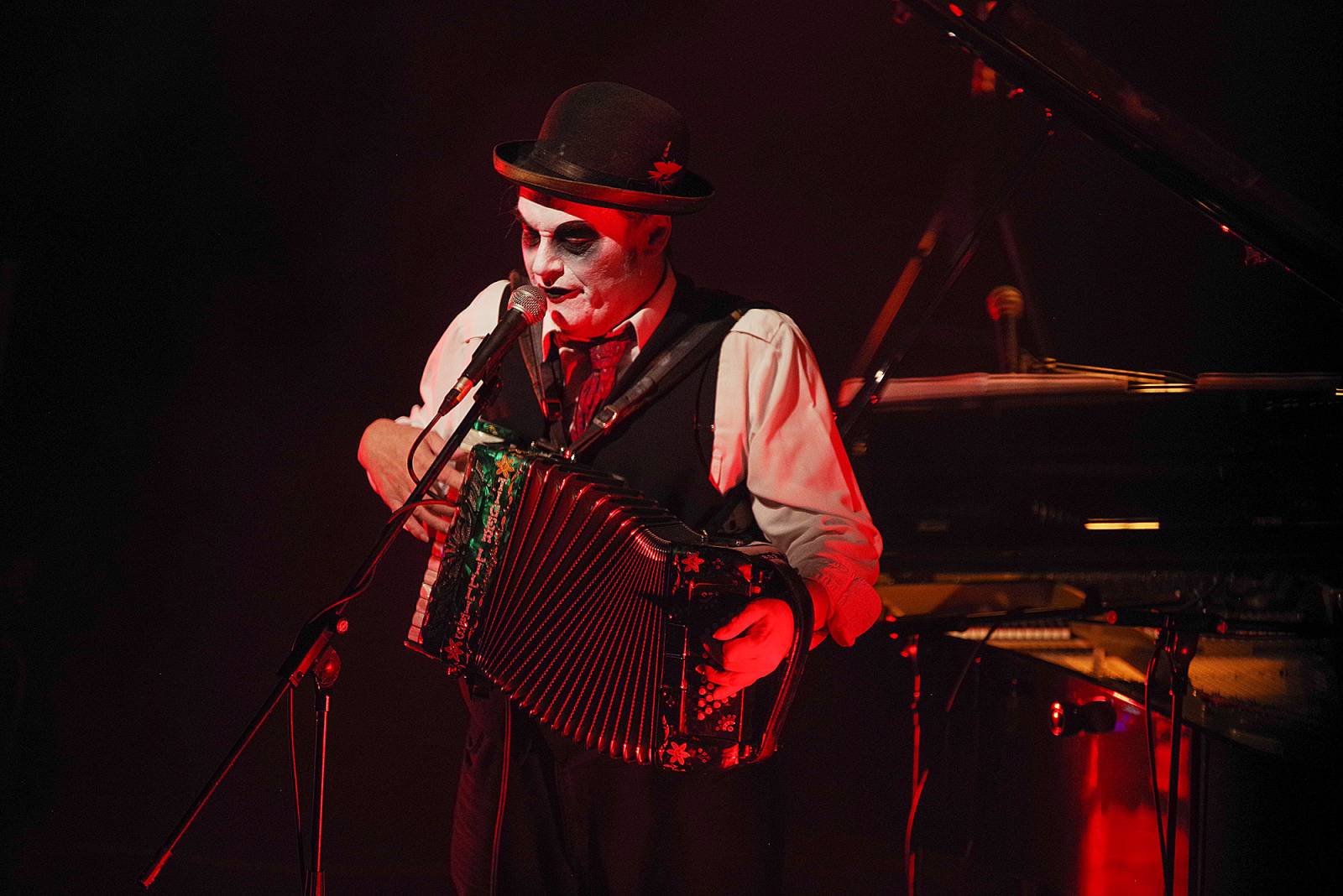 Tiger Lillies se v Divadle Archa vrátili ke kabaretu. Podívali jsme se i do zákulisí