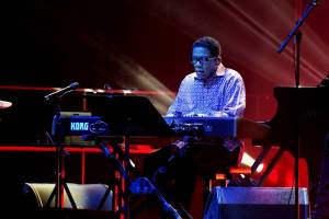 Držitel čtrnácti Grammy Herbie Hancock uhranul O2 universum osobitým pojetím jazzu