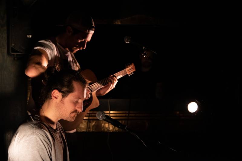 Okouzlující bratři Amistat s českými kořeny dojali v komorní atmosféře Palác Akropolis