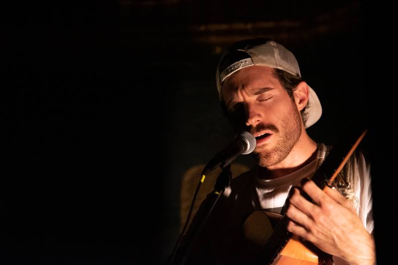 Okouzlující bratři Amistat s českými kořeny dojali v komorní atmosféře Palác Akropolis