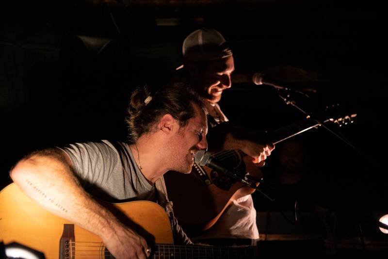 Okouzlující bratři Amistat s českými kořeny dojali v komorní atmosféře Palác Akropolis