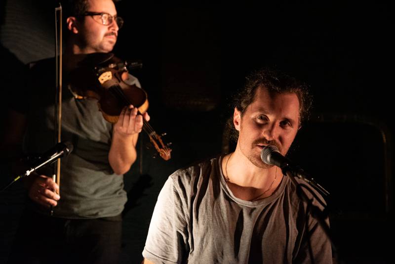 Okouzlující bratři Amistat s českými kořeny dojali v komorní atmosféře Palác Akropolis