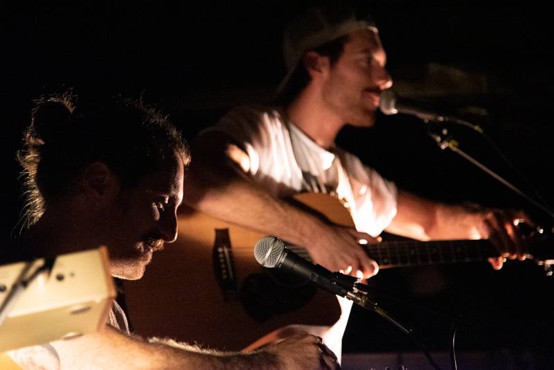 Okouzlující bratři Amistat s českými kořeny dojali v komorní atmosféře Palác Akropolis