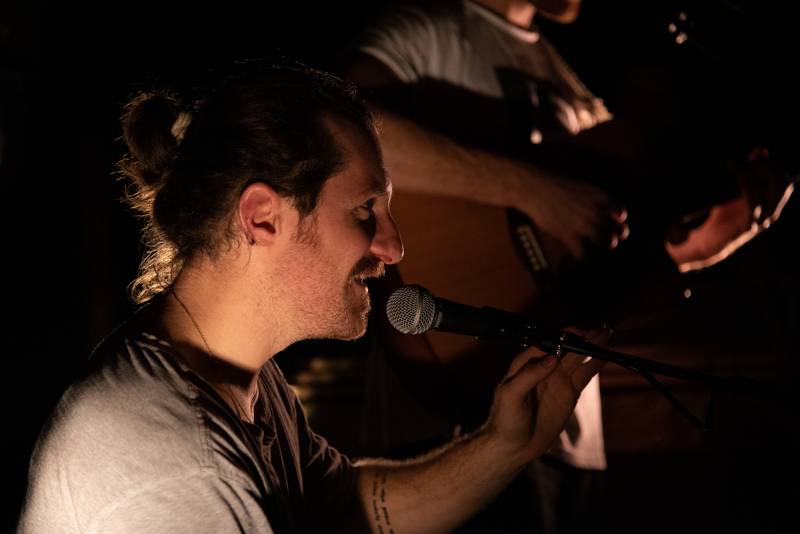 Okouzlující bratři Amistat s českými kořeny dojali v komorní atmosféře Palác Akropolis