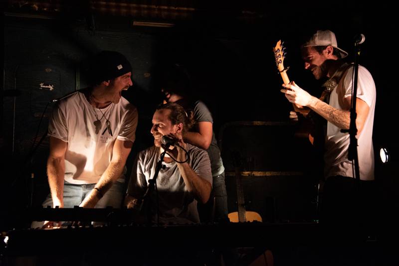 Okouzlující bratři Amistat s českými kořeny dojali v komorní atmosféře Palác Akropolis