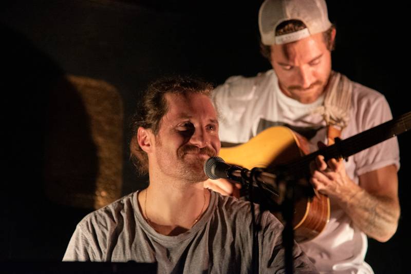 Okouzlující bratři Amistat s českými kořeny dojali v komorní atmosféře Palác Akropolis