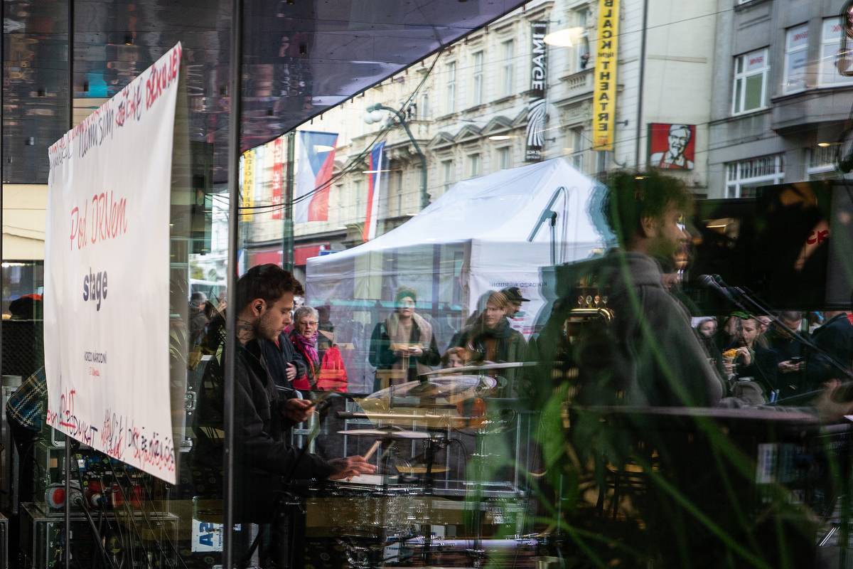 Korzo Národní připomnělo třicet let od Sametové revoluce. Lidé se scházeli na Národní třídě i v Rock Café