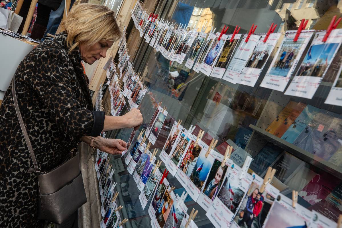 Korzo Národní připomnělo třicet let od Sametové revoluce. Lidé se scházeli na Národní třídě i v Rock Café