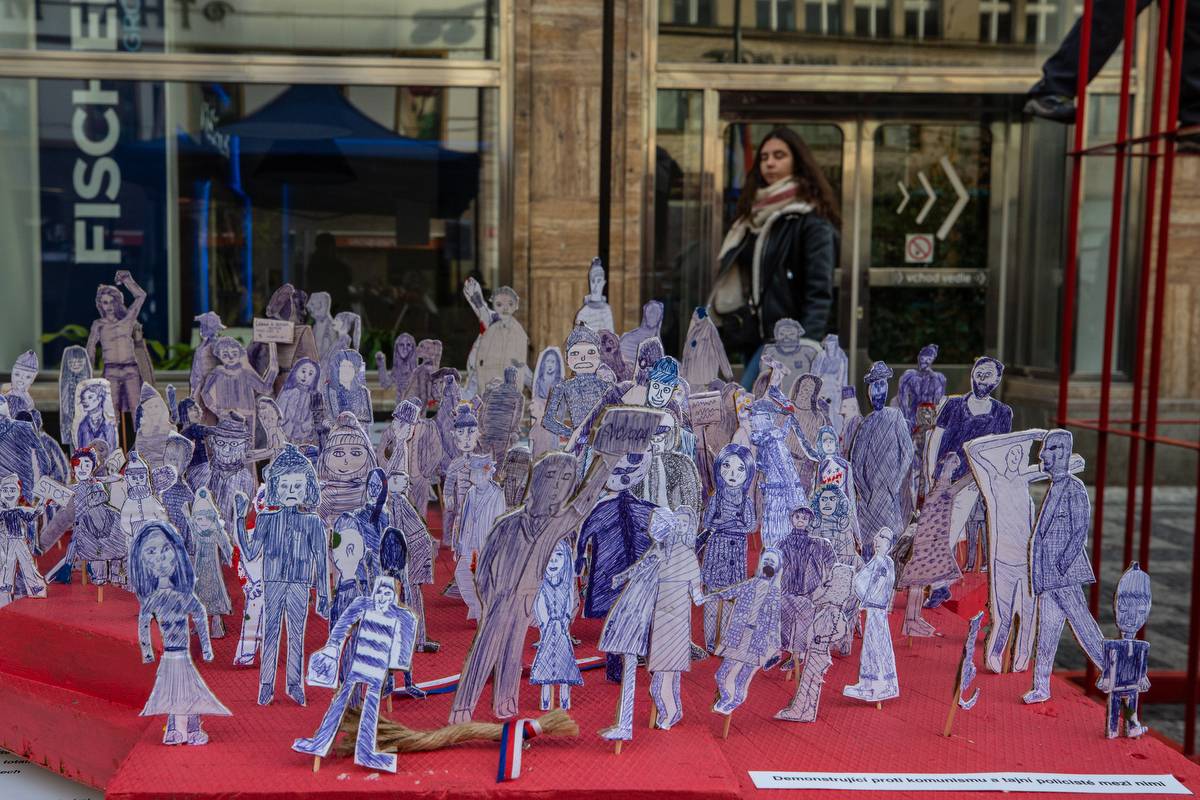 Korzo Národní připomnělo třicet let od Sametové revoluce. Lidé se scházeli na Národní třídě i v Rock Café