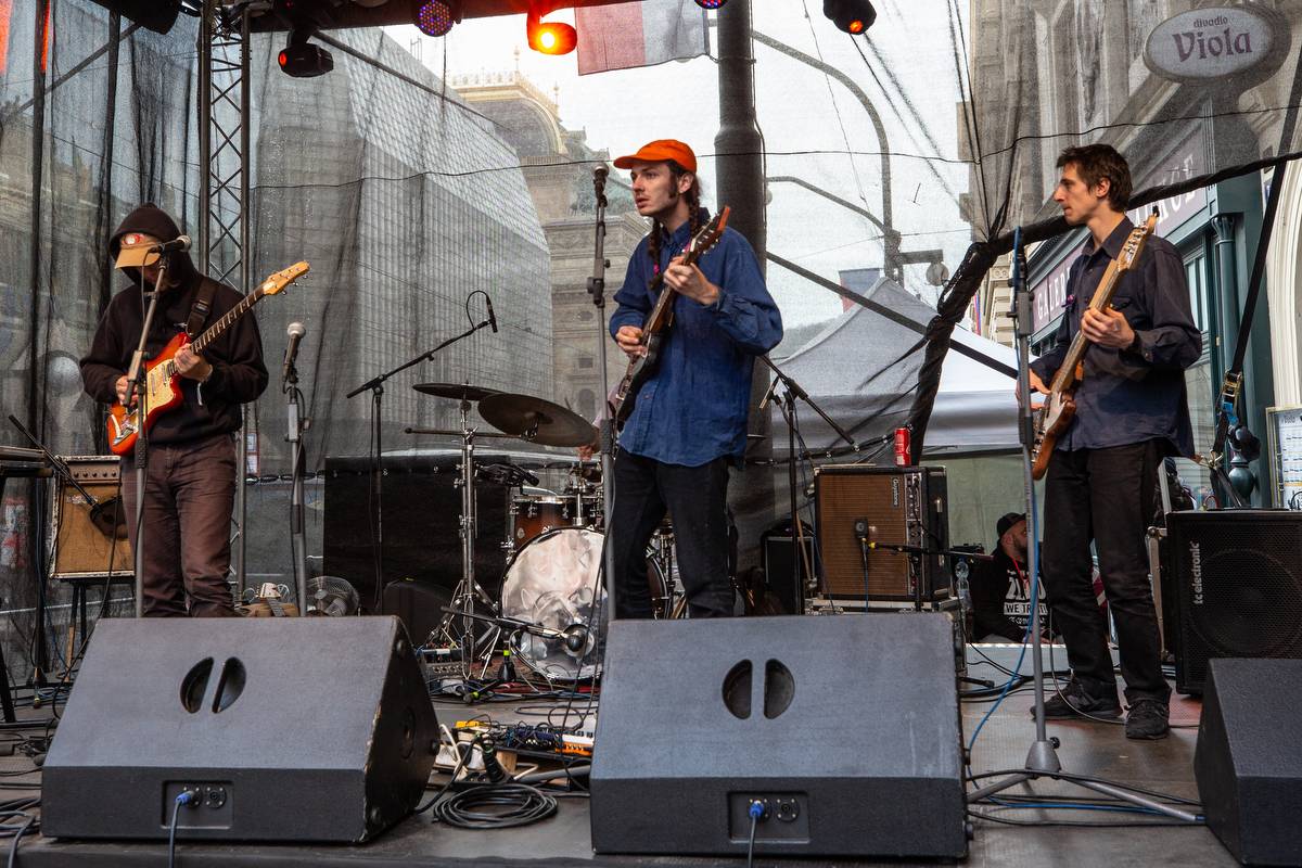 Korzo Národní připomnělo třicet let od Sametové revoluce. Lidé se scházeli na Národní třídě i v Rock Café