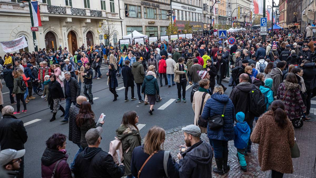 Korzo Národní připomnělo třicet let od Sametové revoluce. Lidé se scházeli na Národní třídě i v Rock Café