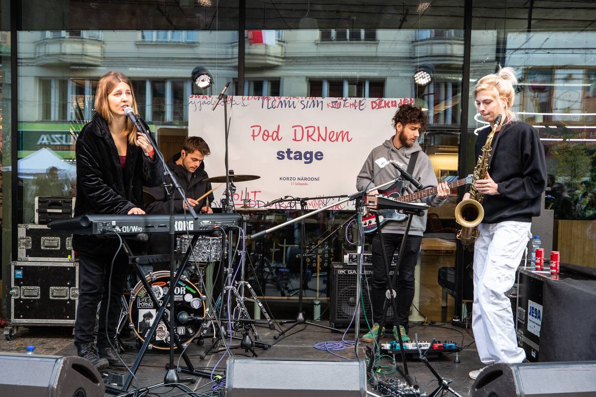 Korzo Národní připomnělo třicet let od Sametové revoluce. Lidé se scházeli na Národní třídě i v Rock Café