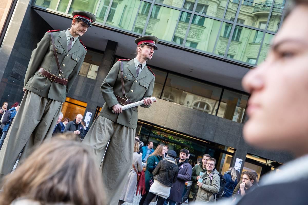 Korzo Národní připomnělo třicet let od Sametové revoluce. Lidé se scházeli na Národní třídě i v Rock Café