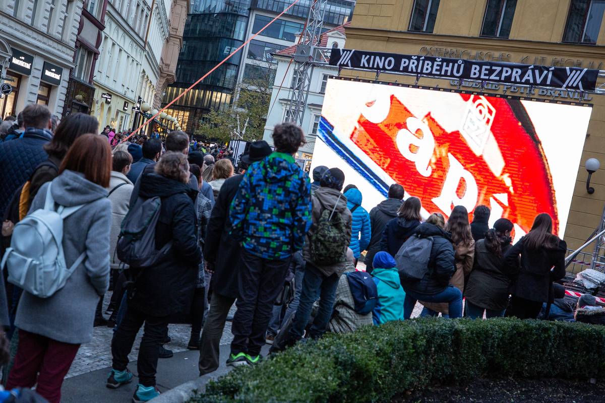 Korzo Národní připomnělo třicet let od Sametové revoluce. Lidé se scházeli na Národní třídě i v Rock Café
