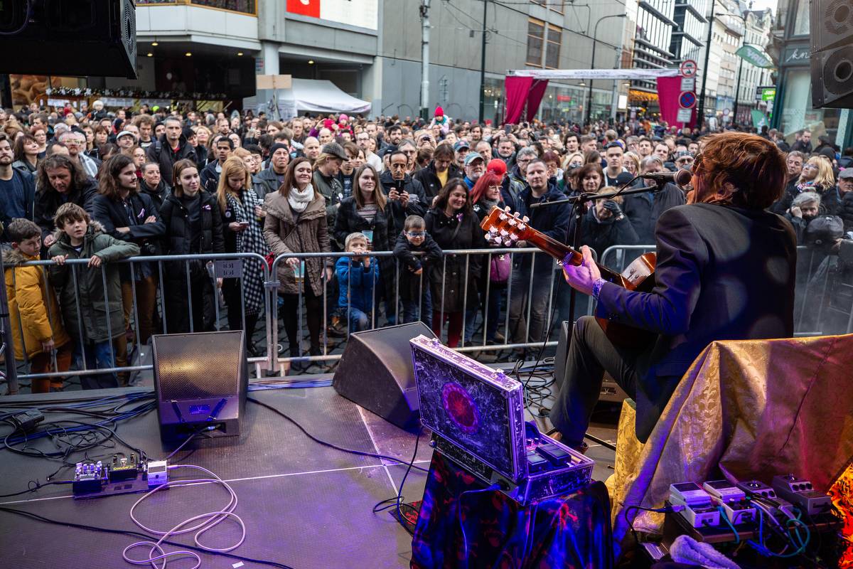 Korzo Národní připomnělo třicet let od Sametové revoluce. Lidé se scházeli na Národní třídě i v Rock Café