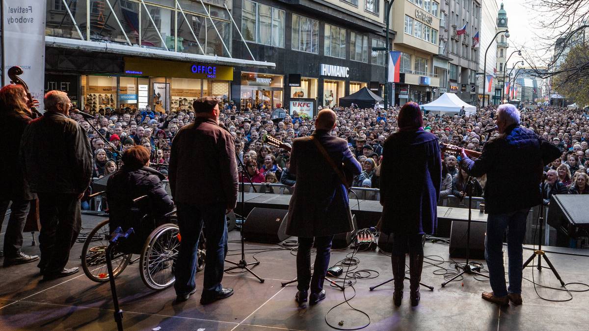 Korzo Národní připomnělo třicet let od Sametové revoluce. Lidé se scházeli na Národní třídě i v Rock Café