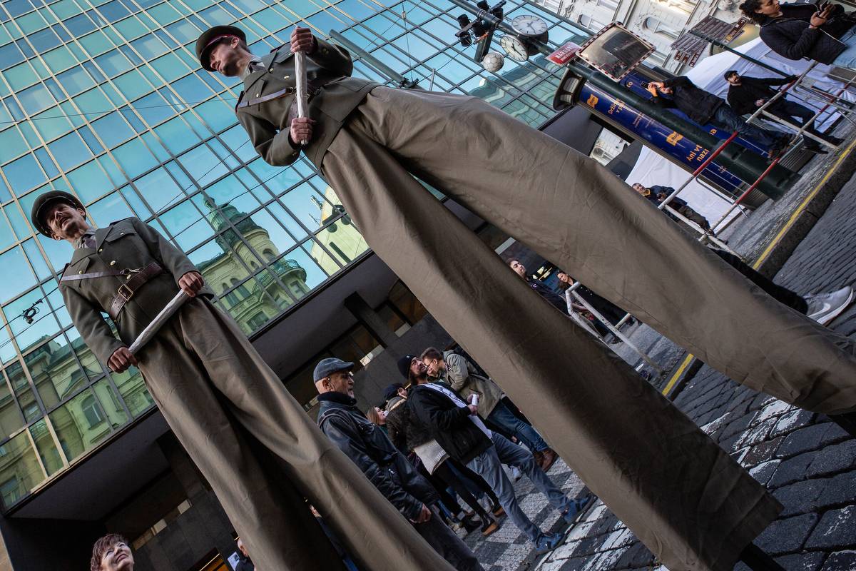 Korzo Národní připomnělo třicet let od Sametové revoluce. Lidé se scházeli na Národní třídě i v Rock Café