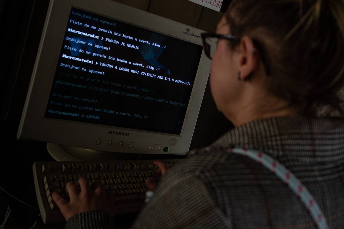 Korzo Národní připomnělo třicet let od Sametové revoluce. Lidé se scházeli na Národní třídě i v Rock Café