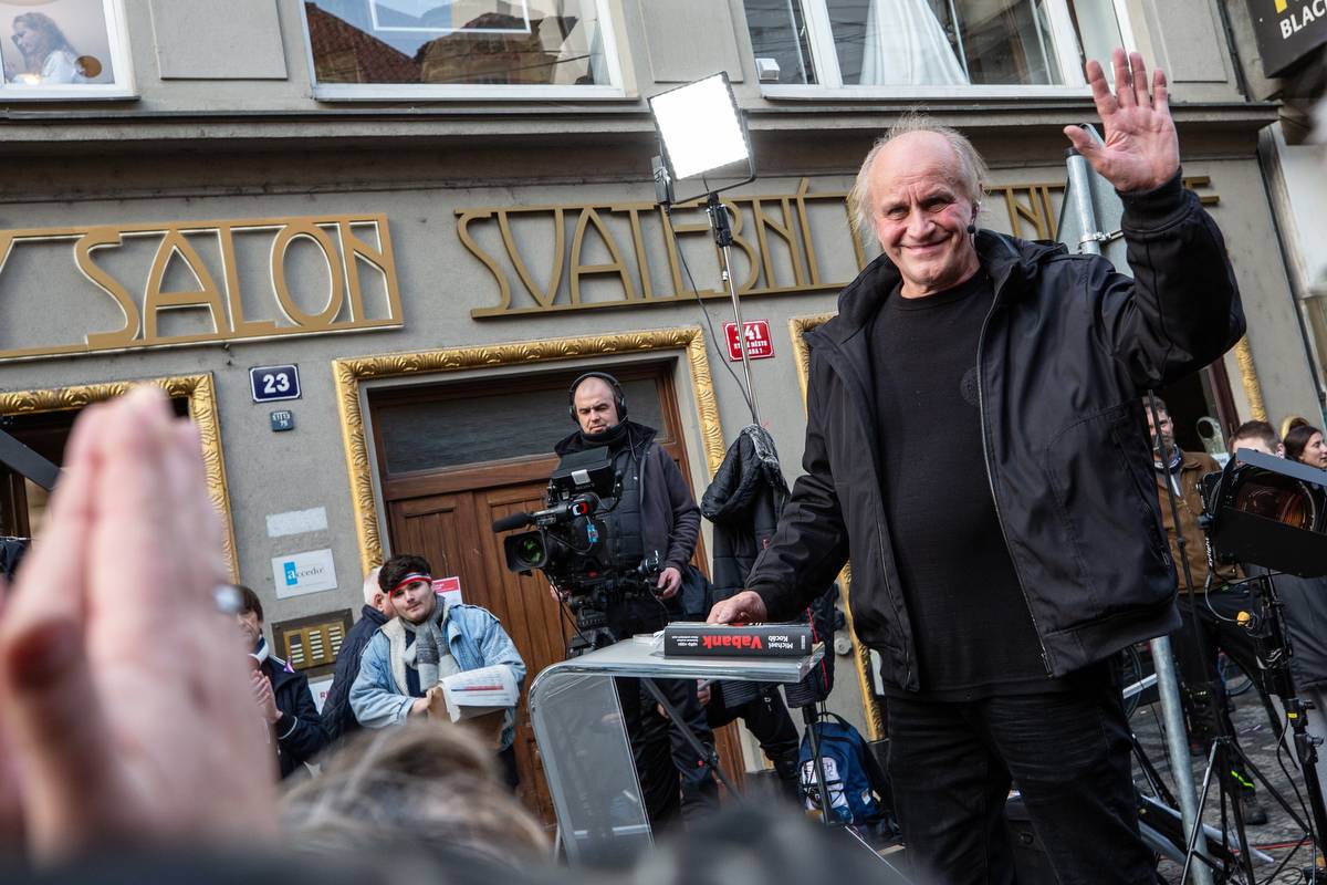 Korzo Národní připomnělo třicet let od Sametové revoluce. Lidé se scházeli na Národní třídě i v Rock Café