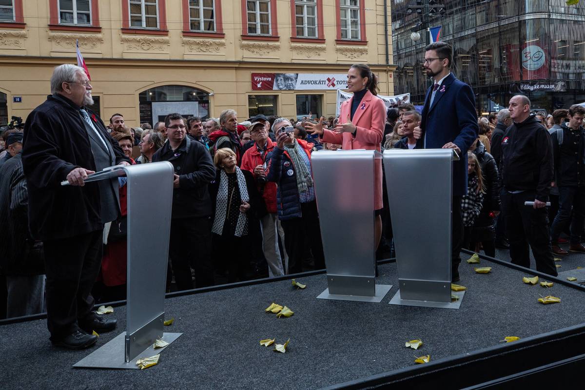 Korzo Národní připomnělo třicet let od Sametové revoluce. Lidé se scházeli na Národní třídě i v Rock Café