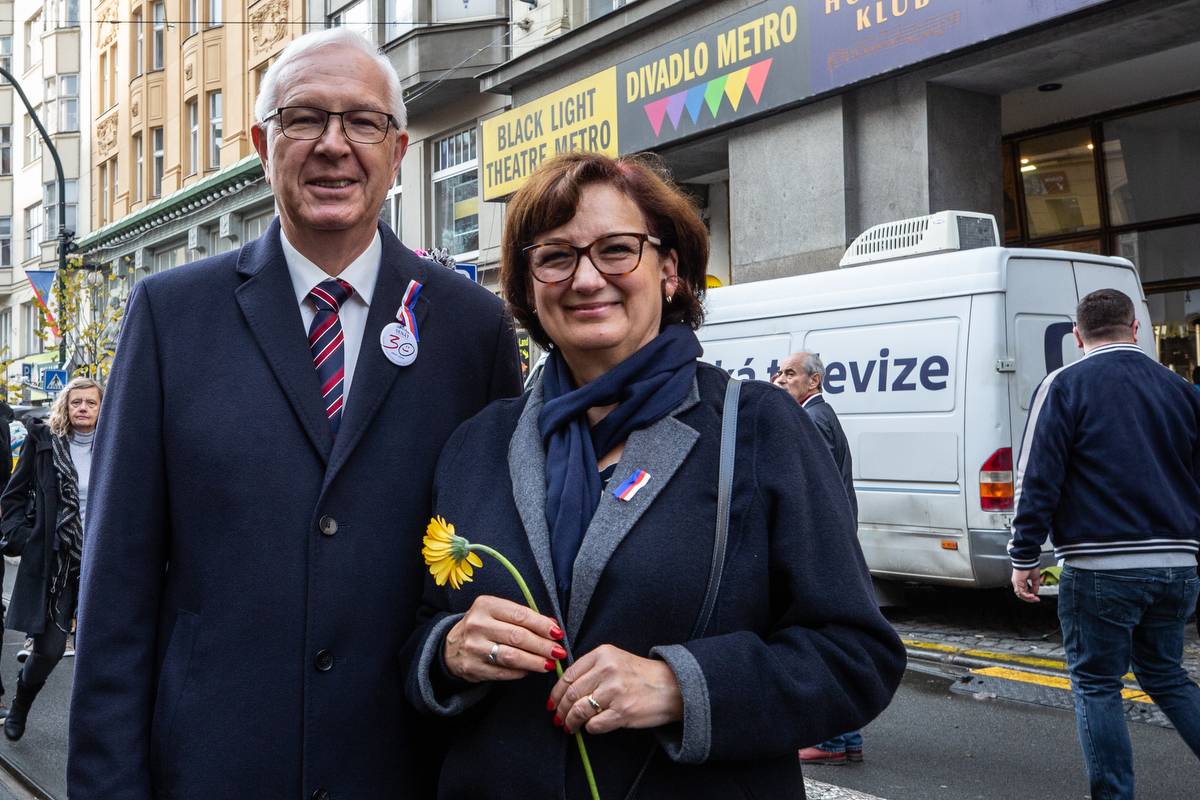Korzo Národní připomnělo třicet let od Sametové revoluce. Lidé se scházeli na Národní třídě i v Rock Café