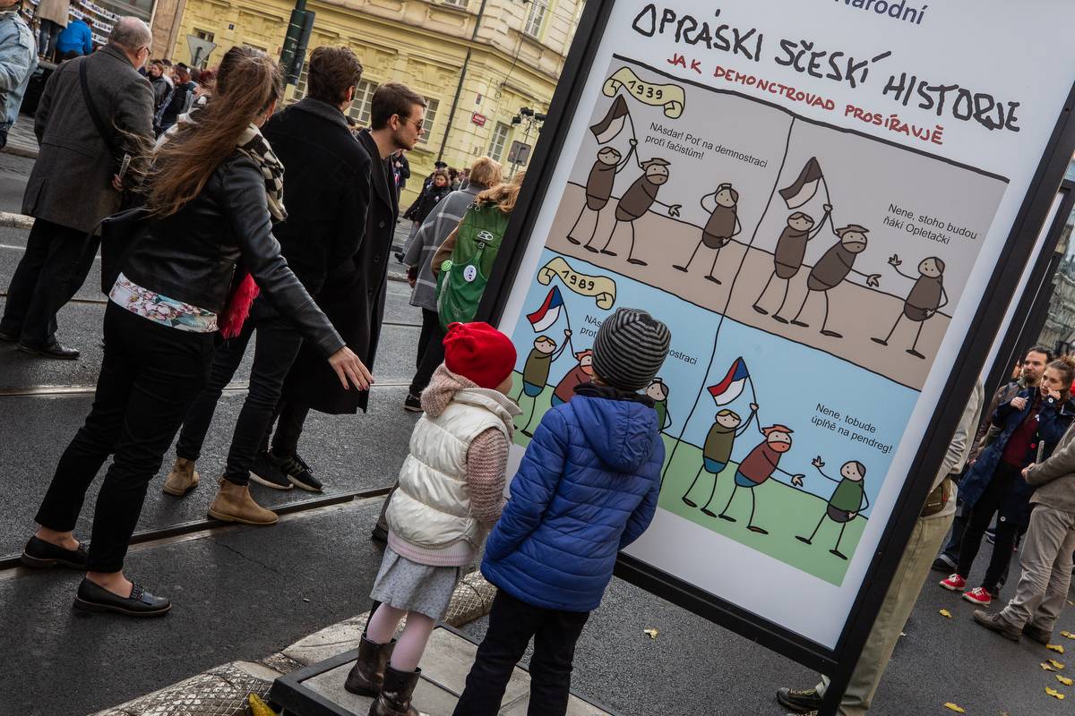 Korzo Národní připomnělo třicet let od Sametové revoluce. Lidé se scházeli na Národní třídě i v Rock Café