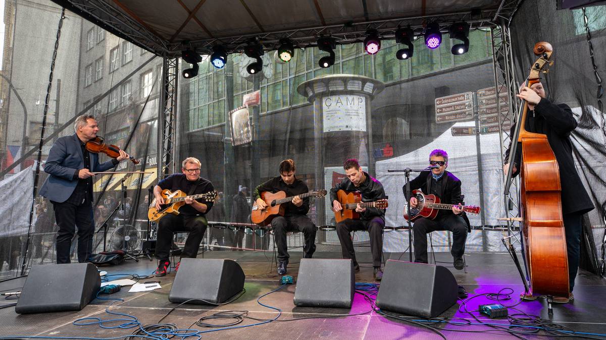 Korzo Národní připomnělo třicet let od Sametové revoluce. Lidé se scházeli na Národní třídě i v Rock Café