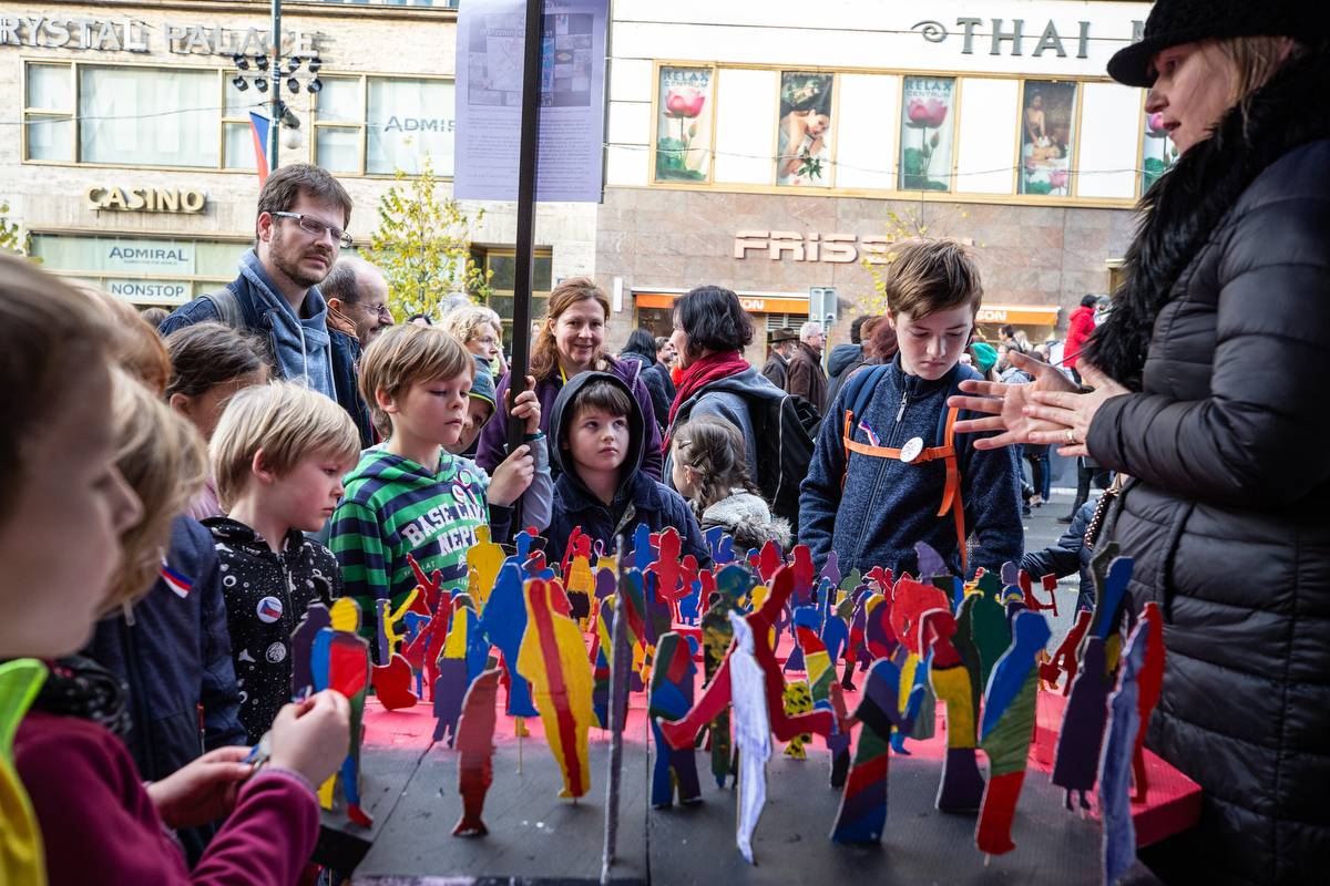 Korzo Národní připomnělo třicet let od Sametové revoluce. Lidé se scházeli na Národní třídě i v Rock Café