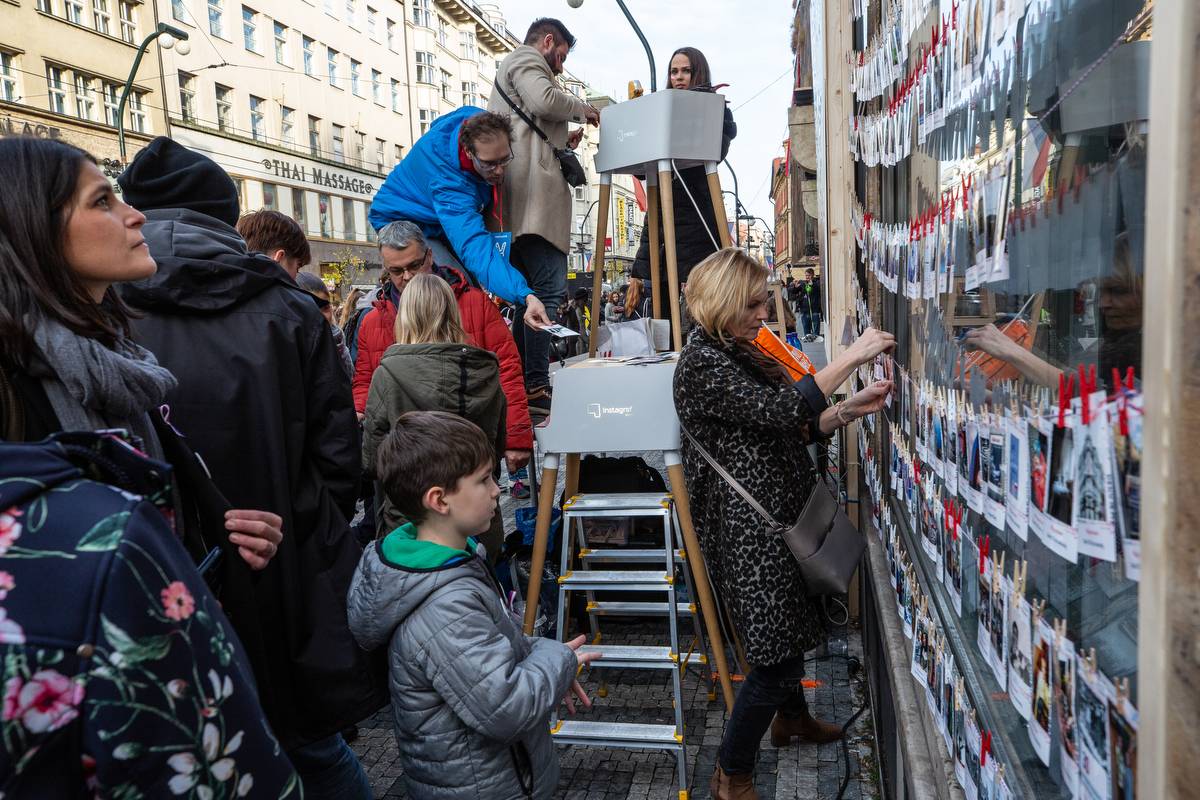 Korzo Národní připomnělo třicet let od Sametové revoluce. Lidé se scházeli na Národní třídě i v Rock Café