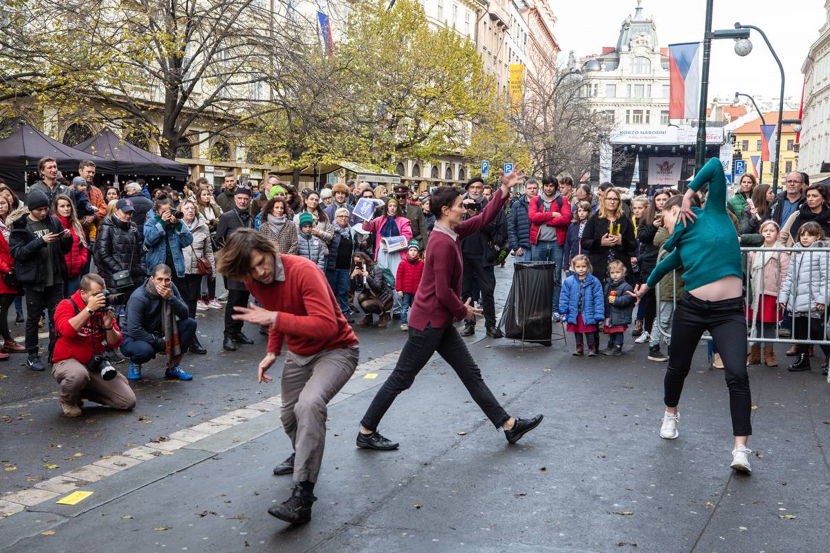 Korzo Národní připomnělo třicet let od Sametové revoluce. Lidé se scházeli na Národní třídě i v Rock Café