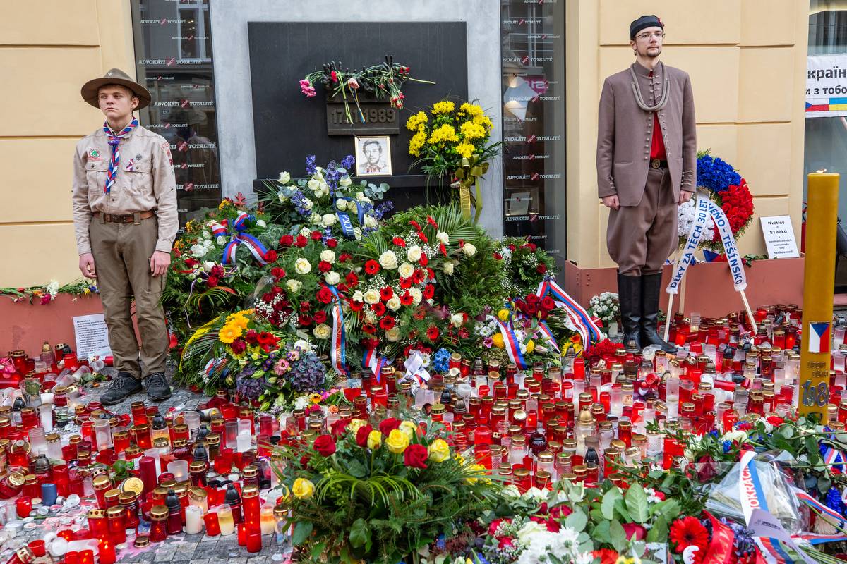 Korzo Národní připomnělo třicet let od Sametové revoluce. Lidé se scházeli na Národní třídě i v Rock Café