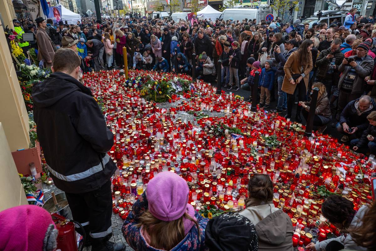 Korzo Národní připomnělo třicet let od Sametové revoluce. Lidé se scházeli na Národní třídě i v Rock Café
