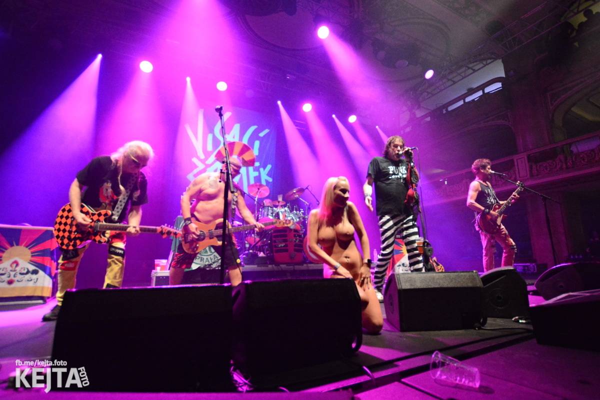 Visací zámek slavil v Lucerně 37 let. Přišla dokonce i striptérka